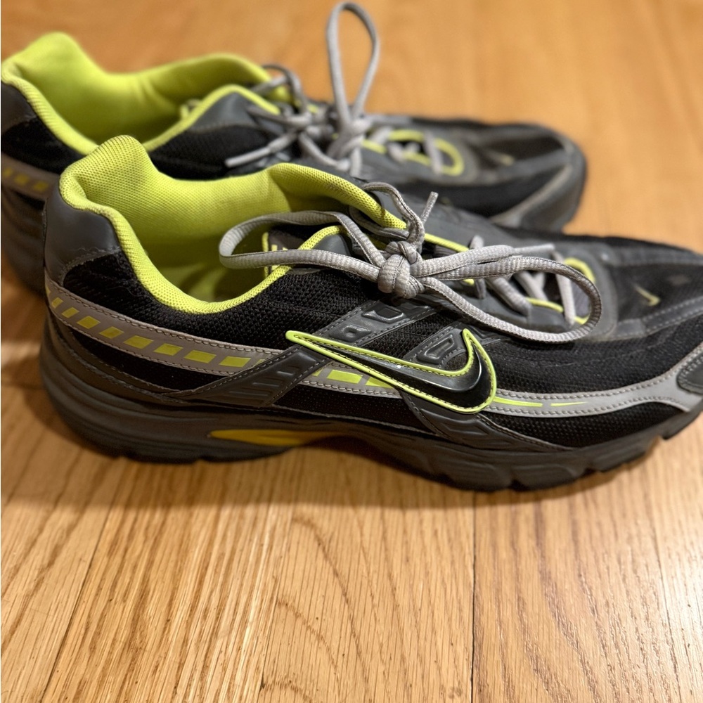Nike men’s Black and Yellow Athletic Shoes